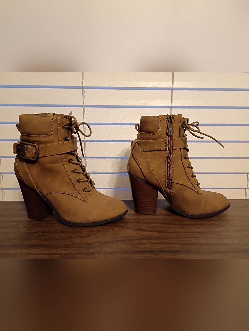 Daisy Fuentes Medium Brown Suede Stacked Heel Ankle Boots / Shoes - Size 7M